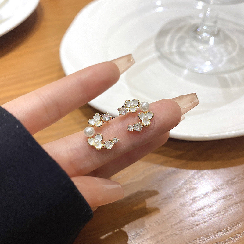 花びら珠飾りピアス