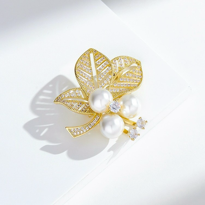 Leaf pearl brooch