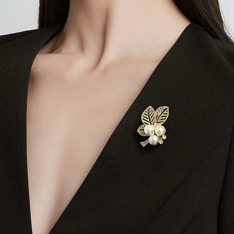Leaf pearl brooch