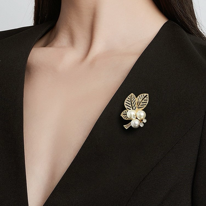 Leaf pearl brooch