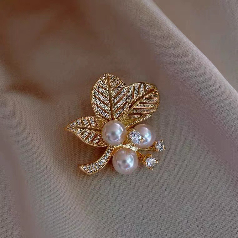 Leaf pearl brooch