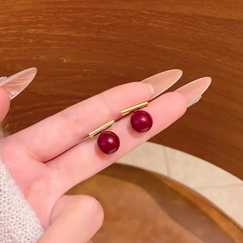 ボルドーボールピアス