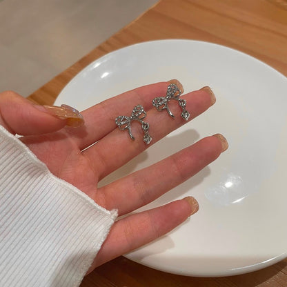 リボンシルエットキュービックピアス