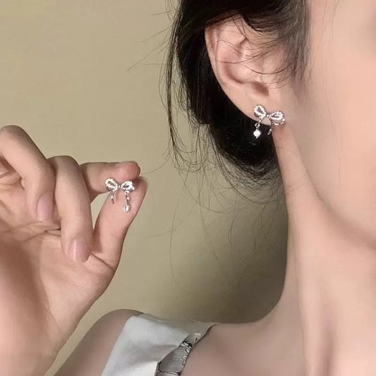 リボンシルエットキュービックピアス