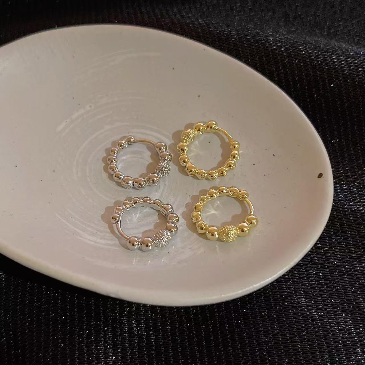 ミニボールフープピアス（2カラー）