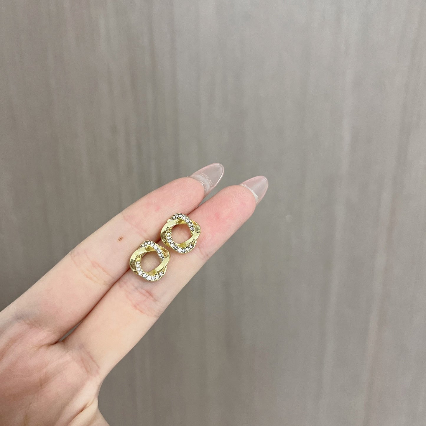ツイストサークルピアス